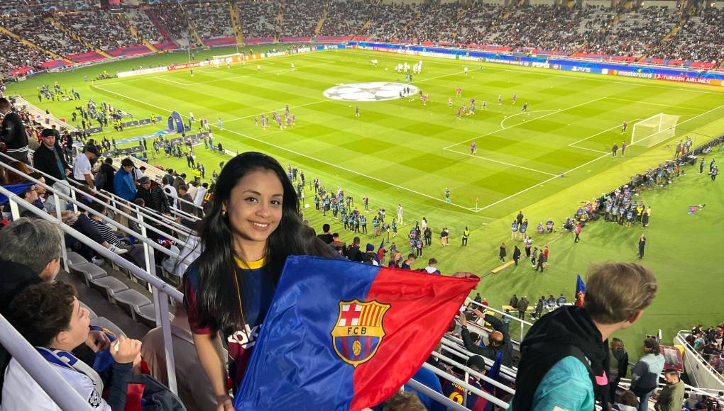 Con orgullo muestra el escudo del Barcelona.