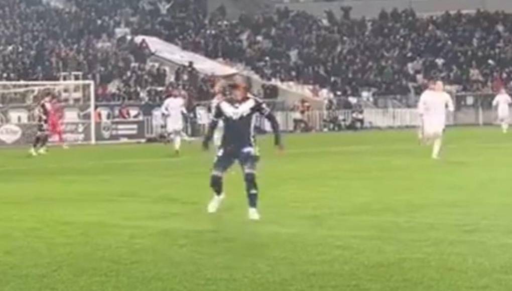 La jugada se originó a los 40 segundos cuando Elis intentó cabecear el balón y terminó impactando con un defensa rival. El catracho quedó tendido en el césped tras el encontronazo, llevándose la peor parte.