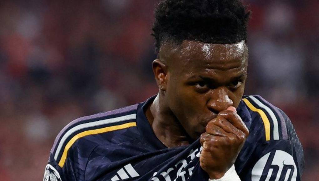 Vinicius marcó el primer gol a los 24 minutos del primer tiempo y lo festejó besando el escudo del Real Madrid.