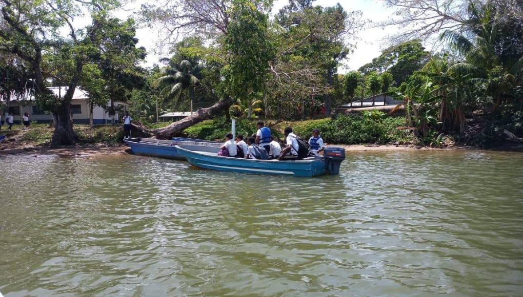 El año pasado la alcaldía de Juan Francisco Bulnes puso una lancha y un capitán para transportar a los alumnos sin ningún costo, pero dejó de hacerlo este año. “Necesitamos una de esas lanchas y motores que hace poco entregó la Presidenta (Xiomara Castro) a los bomberos”, clamó Sony Álvarez.