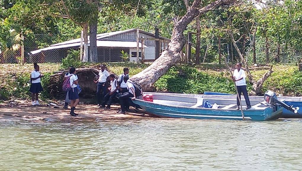 Todos tienen que cruzar esta laguna para ir a las aulas de clases, en lanchas y los tuc-tuc. Hay algunos estudiantes que deben navegar hasta 45 minutos cuando hay buen clima.
