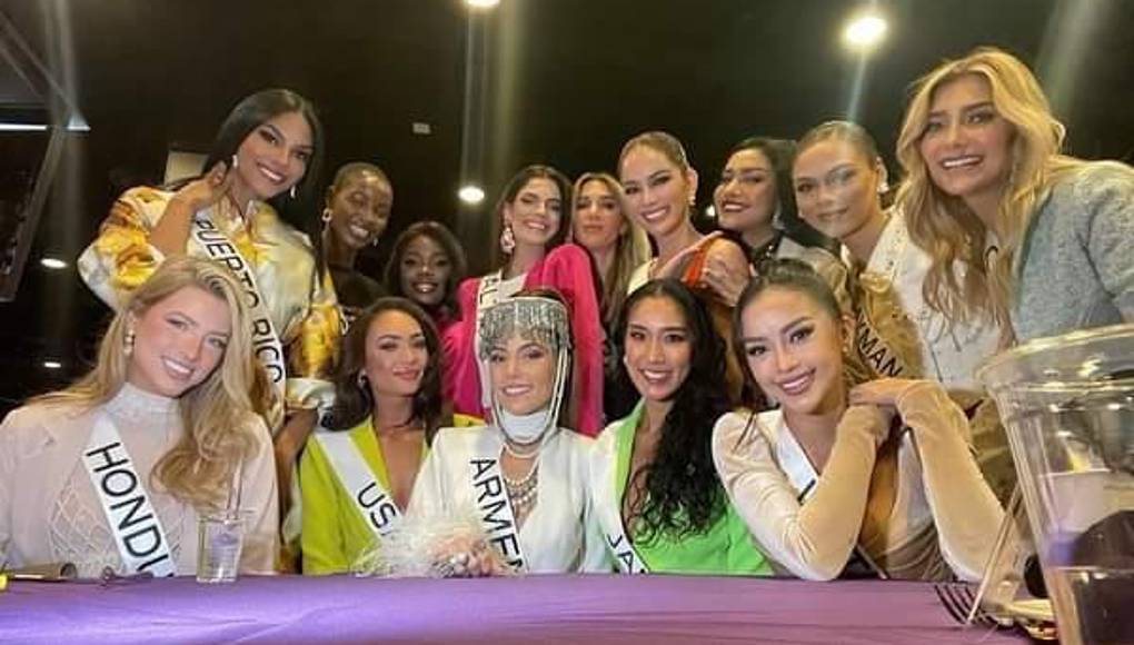 Las concursantes aprovechan para almorzar juntas y así platicar sobre diversos temas, esto a pesar de que dos participantes fueron diagnosticadas con covid, Miss Curacao, Gabriela Dos Santos; así como Kate Alexeeva, quien es Miss Letonia.