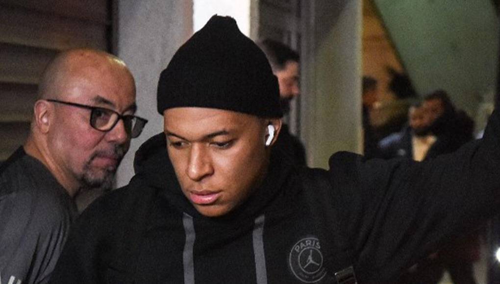 En el PSG tuvieron dos días libres y Mbappé no lo pensó dos veces para hacer un sorpresivo viaje rumbo a Barcelona.