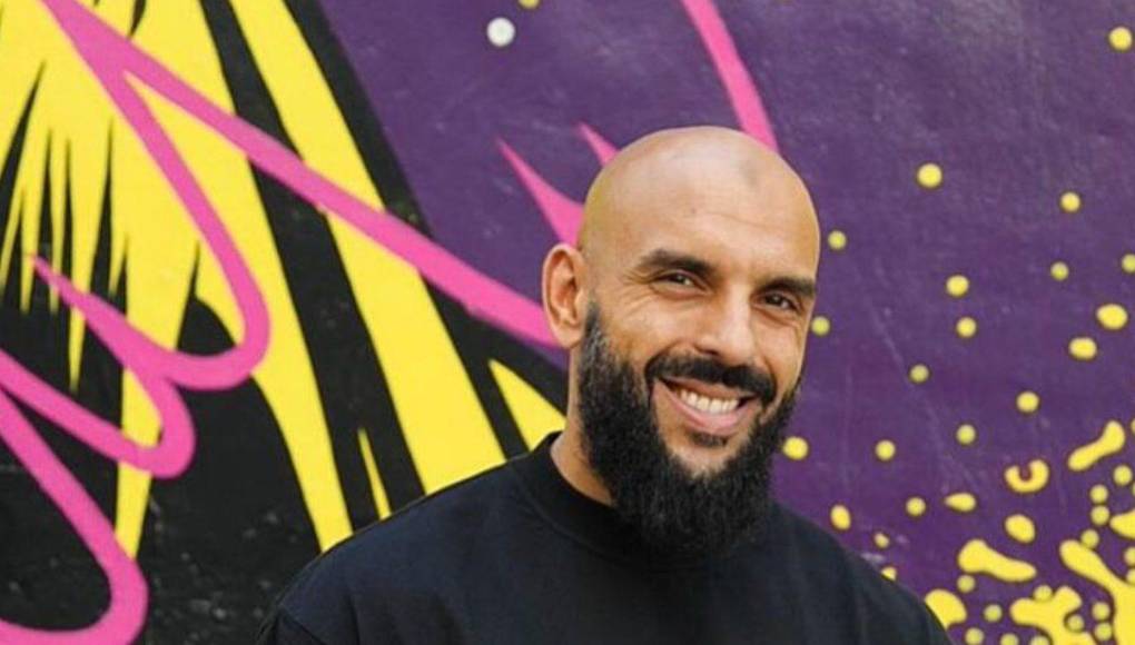 Yassine Cheuko, conocido por ser el guardaespaldas de Lionel Messi, ha lanzado su propia marca de indumentaria denominada <b>VOCLAIN</b>.