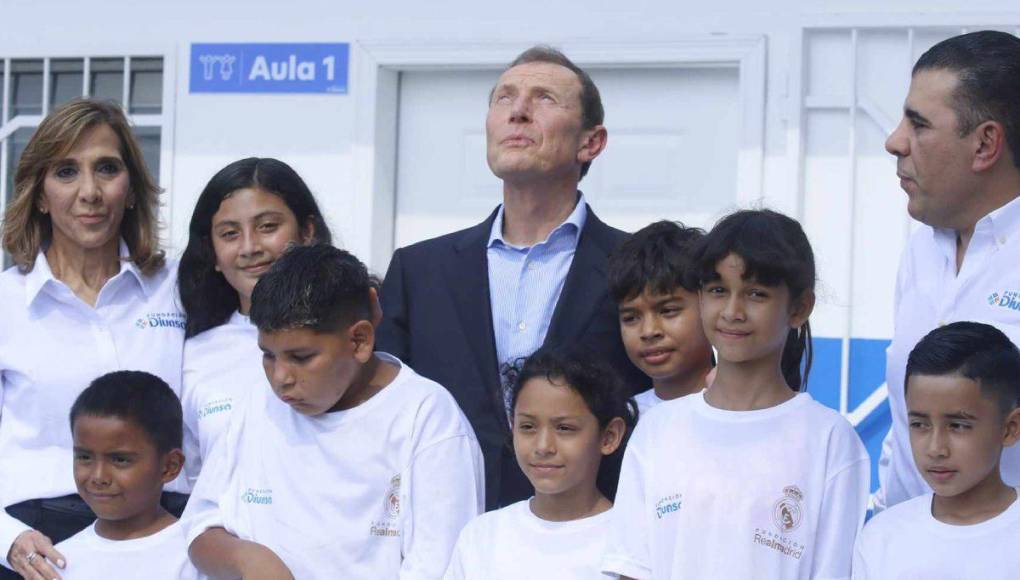  Emilio ‘El Buitre’ Butragueño, leyenda del Real Madrid, se encuentra en Honduras y fue sorprendido tras llegar al territorio hondureño.