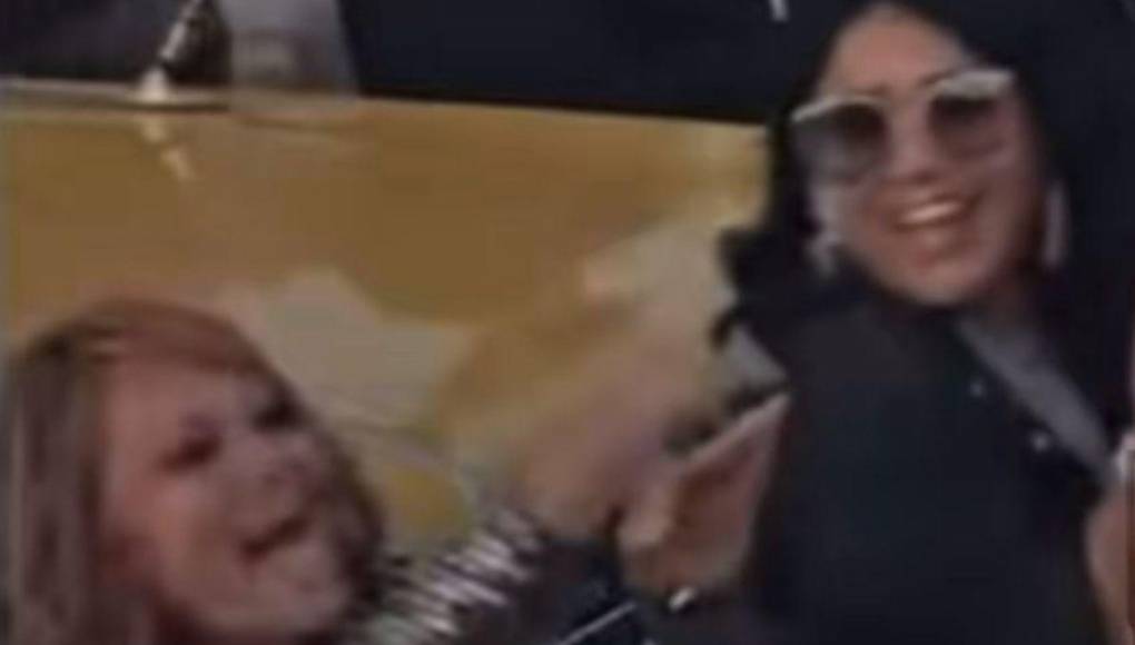 Sin embargo, lo que llamó la atención es que en una parte del video se puede ver una mujer muy parecida a la intérprete de “No llega el olvido”.