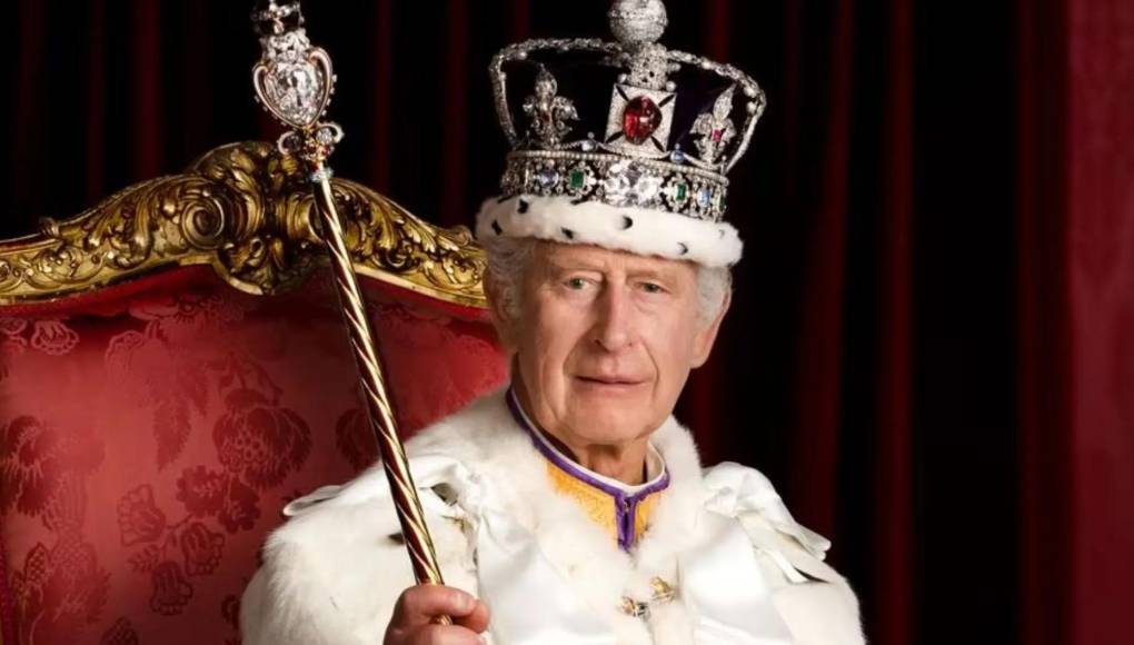 “Guillermo y Harry siempre tuvieron una relación complicada con su papá”, reveló una fuente del Palacio de Buckingham a la revista People tiempo atrás. “No es la típica relación padre-hijo. [Carlos] es su padre y su jefe: ellos dependen de él para financiar su trabajo y sus vidas”, continuó la misma persona. “Las tensiones entre Carlos y los chicos siempre estuvieron ligadas al dinero, porque Carlos es quien tiene todo el poder”, añadió en aquel entonces otra persona, muy cercana a la Familia Real.