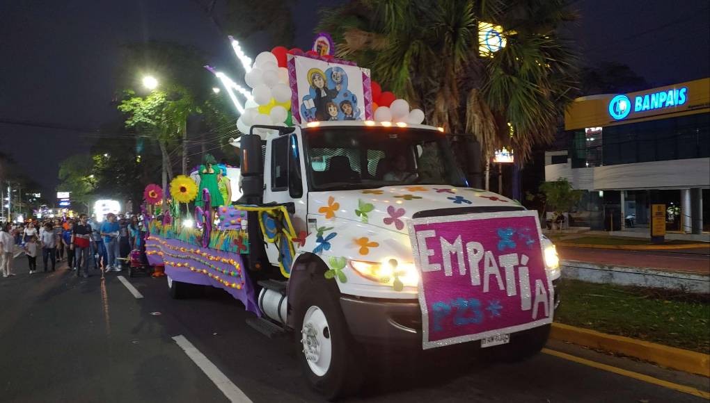 Al menos una decena de carrozas formaron parte del desfile que La Salle realizó 