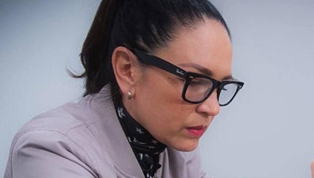 “Está bajo tratamiento, bajo medicamentos y tiene que estar ahí, no puede estar saliendo a la calle porque está en plena recuperación”, compartió.