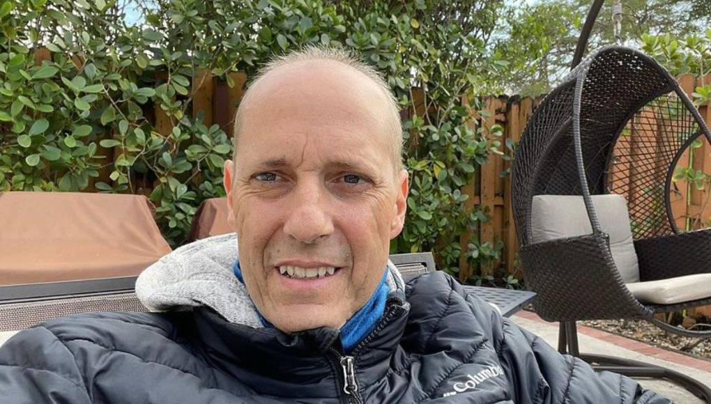 De acuerdo con los primeros reportes, el periodista deportivo murió tras luchar durante aproximadamente dos años contra el cáncer que padecía.