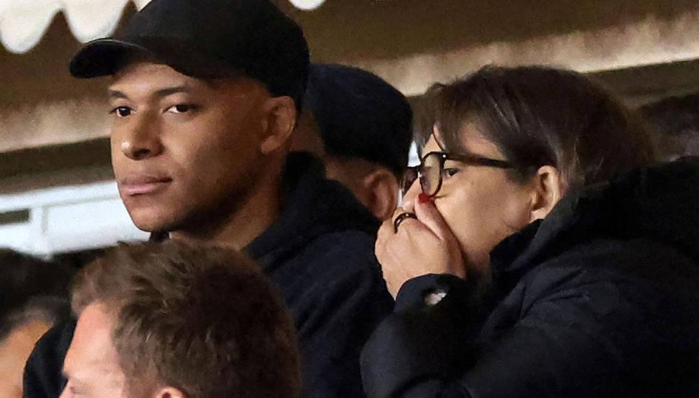 Luis Enrique dejó a Mbappé en el vestuario en el descanso, dejando clara una vez más que su condición de intocable es ya cosa del pasado y que, ahora, el máximo goleador histórico del club será un jornalero más.