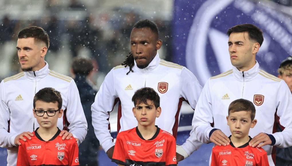 Los seguidores y prensa se mantienen al pendiente del estado de salud del hondureño tras el fuerte impacto de este sábado en Francia. 