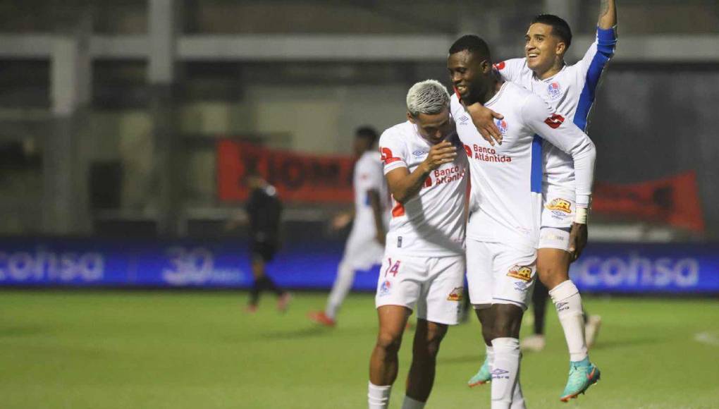 Arboleda marcó de penal y fue felicitado por Chirinos y Andy Nájar.