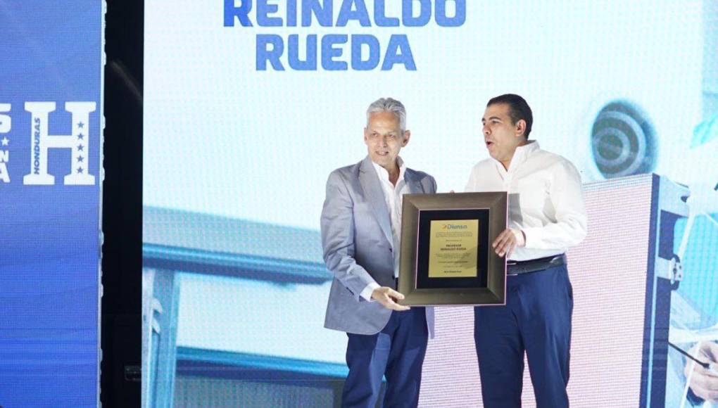 El lanzamiento de la nueva indumentaria se realizó con la presencia del presidente ejecutivo de Diunsa, Mario Faraj, el presidente de la FFH, Jorge Salomón y el entrenador de la Bicolor, Reinaldo Rueda, quien recibió un reconocimiento por su ayuda en los huracanes Eta e Iota que golpearon al país en octubre y noviembre del 2020.