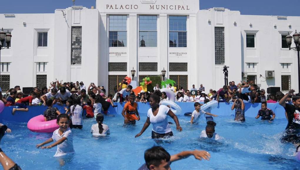 Muchas personas comenzaron a disfrutar de las piscinas colocadas enfrente del Parque Central de San Pedro Sula.