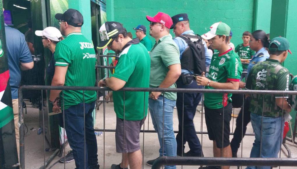 A partir de las 11 de la mañana los encargados de abrir los portones dieron apertura al ingreso de los aficionados verdolagas al Yankel.