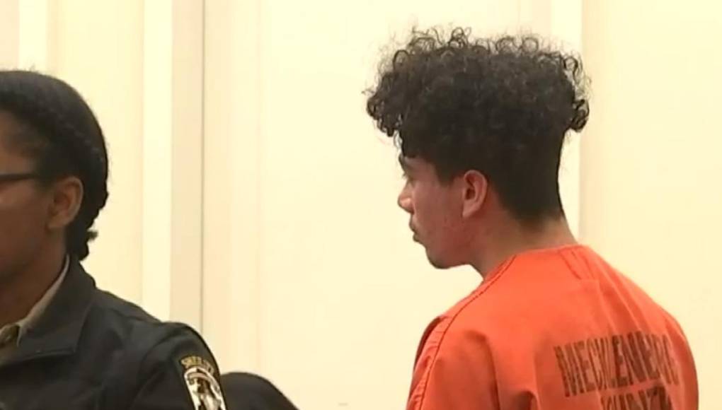 Deras Escalante disparó cinco tiros hacia el negocio. Uno de los disparos alcanzó y mató a Venencio Tapia.