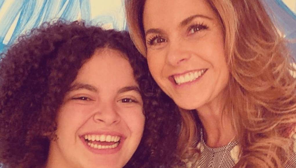 La reconocida cantante Lucero ha abandonado su habitual diplomacia para defender ferozmente a su hija, Lucerito Mijares, quien recientemente fue objeto de burlas por parte de los conductores Eduardo Videgaray, Sofía Ribera Torres y José Ramón San Cristóbal. 