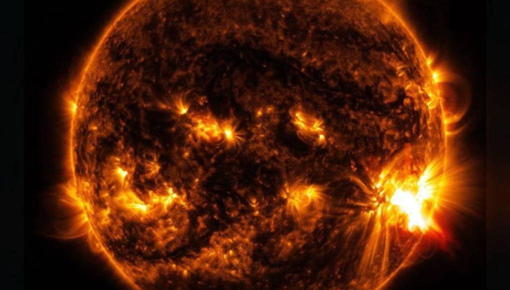 Cabe destacar que, el Sol ha estado registrando un gran cúmulo de manchas solares provocando grandes explosiones de plasma y campos magnéticos desde la corona del Sol que, al estar dirigidos hacia la Tierra, causan tormentas geomagnéticas.