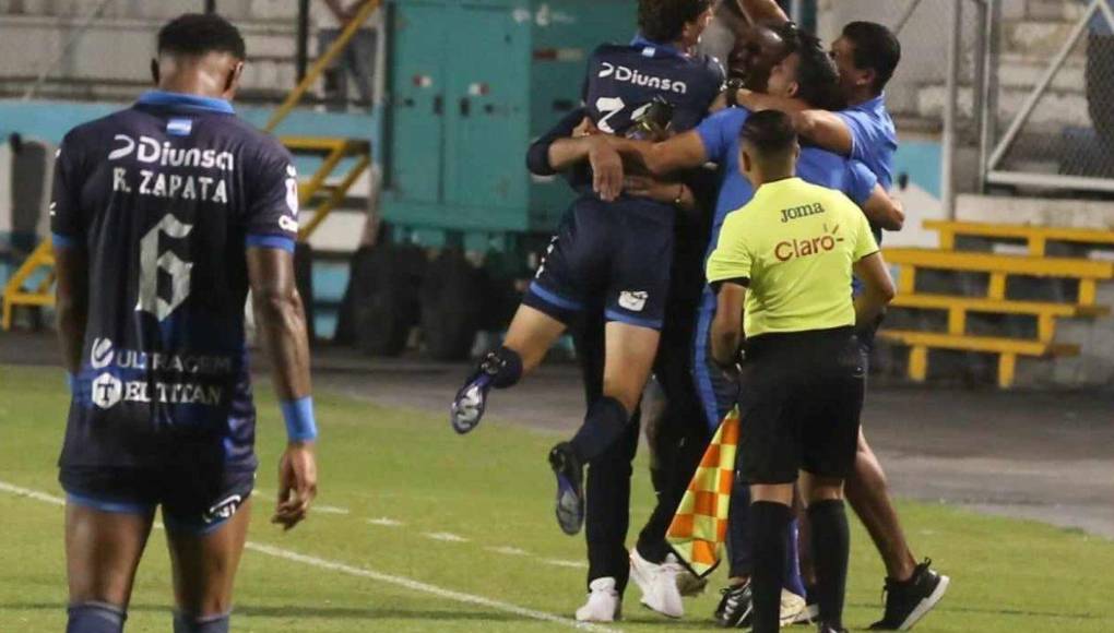 “Cómo vas a convencerme de que la magia no existe ”, escribió Mathías Vazquez en sus redes sociales una vez debutó goleando con Motagua.