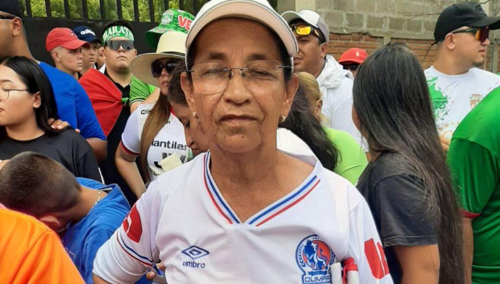 La aficionada del Olimpia finalmente pudo ingresar al estadio ya que un aficionado del Marathón pudo ayudarle. La señora pasó unos minutos de angustia.