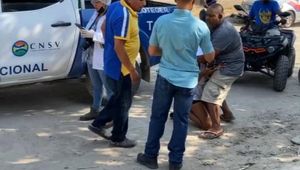 Una de las hermanas de Jorge llegó descontrolada al lugar. “Mi hermano, mi hermano”, gritaba la joven.