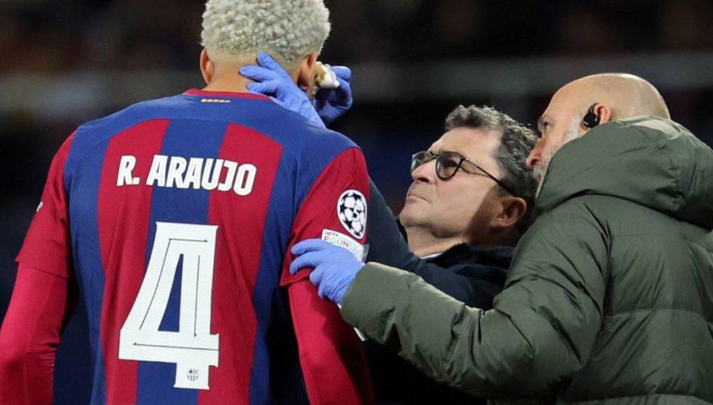 Ronald Araújo tuvo que ser atendido por los médicos del Barcelona.
