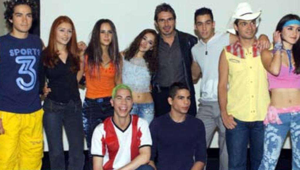 Fue tal el éxito de esta telenovela juvenil que se dividió en tres temporadas en las que participaron decenas de actores, y algunos de ellos desafortunadamente han fallecido a lo largo de estos 21 años desde que se estrenó Clase 406.