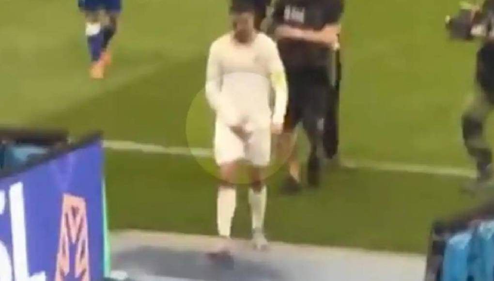 El primero en la Liga el pasado mes de abril, después de que dirigiera una señal similar a los aficionados del rival, que le abuchearon tras la derrota de su equipo.