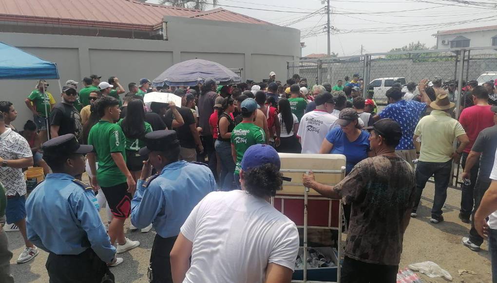 Con el termómetro marcando 38 grados centígrados y una sensación térmica de 43 grados, eso no es impedimento para los miles de aficionados de Marathón y su presencia en el Yankel.