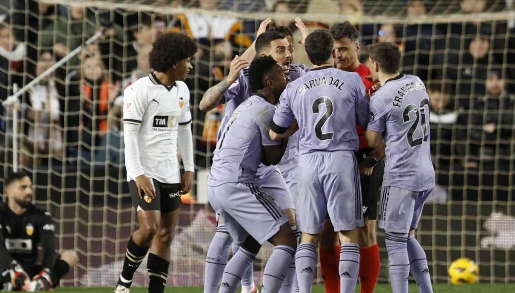 Según informa diario AS, en el Real Madrid planea tomar medidas ante el Comité Técnico de Árbitros ante lo que considera una serie de decisiones arbitrales cuestionables que podrían afectar sus opciones en la carrera por el título de liga.