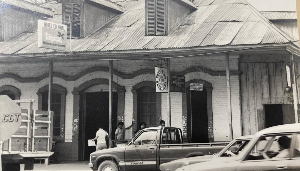 El hotel Colonial era uno de los más grandes y concurridos de la ciudad. Se ubicaba en el barrio El Centro, segunda calle, entre 1 y 2 avenida. Se caracterizaba por su influencia antillana.
