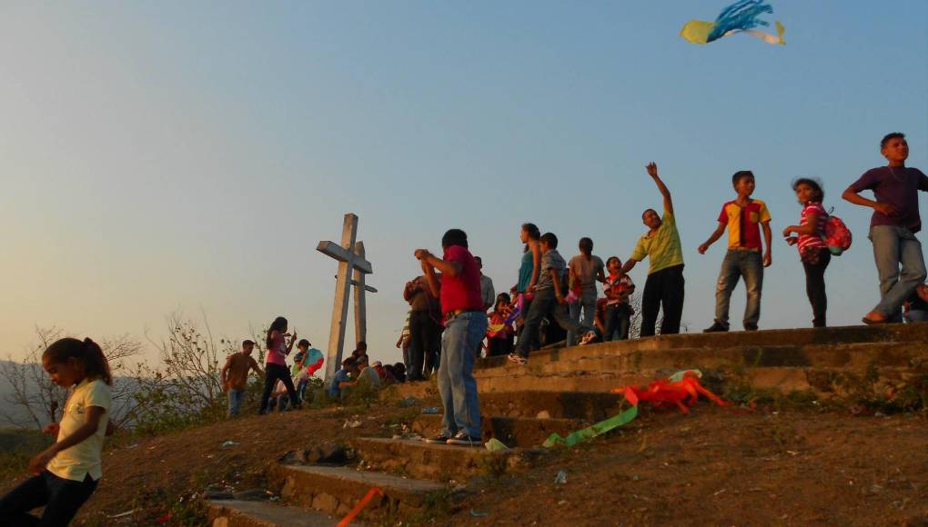 Los tradicionales papelotes, elaborados con papel china o bolsas de nylon eran de los favoritos durante el verano.