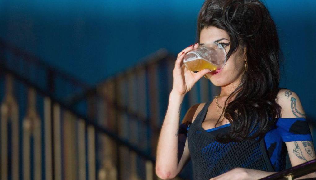 “Embotellaba sus emociones hasta que alguien o algo le daba las llaves para abrirlas”, señalan sus padres al recordar que detenía discusiones en seco para tomar apuntes de esos momentos, una muestra más de que “escribía sus letras e hilvanaba sus melodías desde lo más profundo de su corazón”.