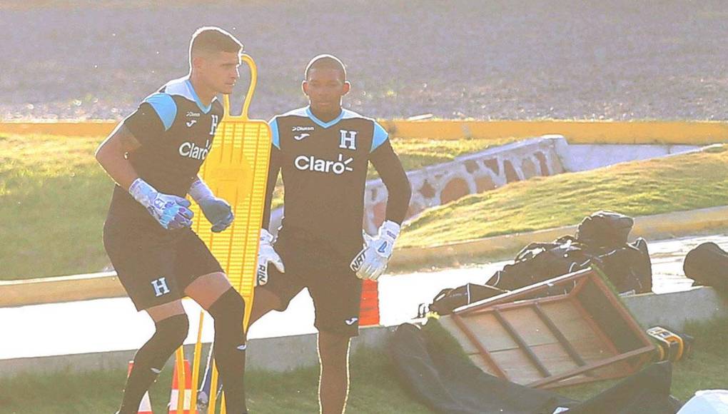 Jonathan Rougier entrenando ante la mirada atenta de Buba López, que pese a estar ya fuera del listado por lesión, acompañó al plantel .