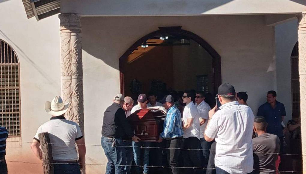 Familiares llevaron desde horas de la tarde el féretro del político nacionalista para darle cristiana sepultura.