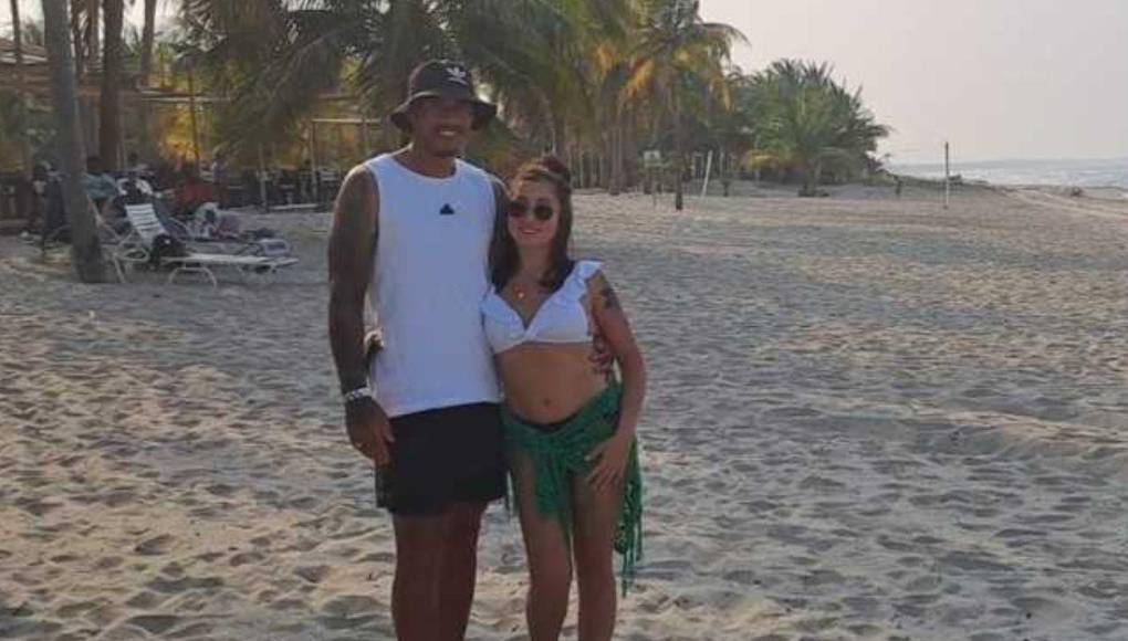 Maximiano Pérez: El delantero uruguayo del Marathón se fue a disfrutar del mar junto a su pareja sentimental.