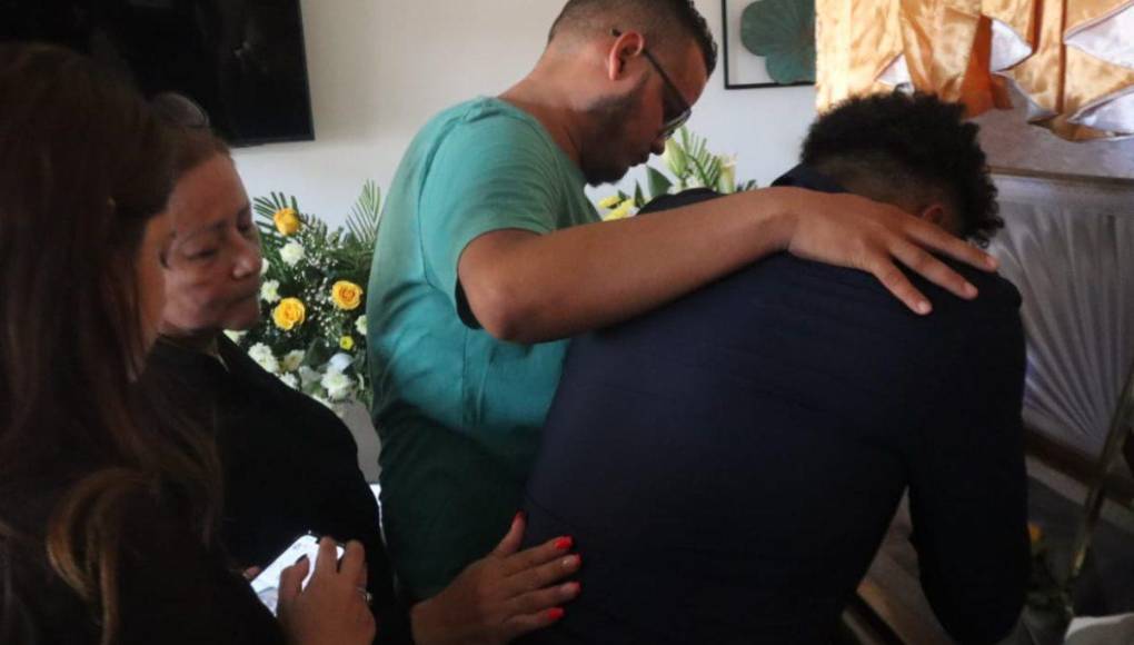 Rambo de León no pudo contener y rompió en llanto al ver el cuerpo de su profesor Hermelindo Cantarero.