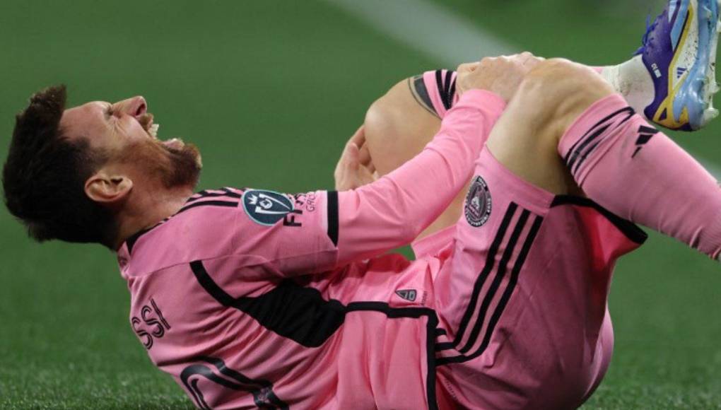 Lionel Messi fue impactado por un planchazo a la altura de la canilla, que le torció el tobillo y rodilla izquierda