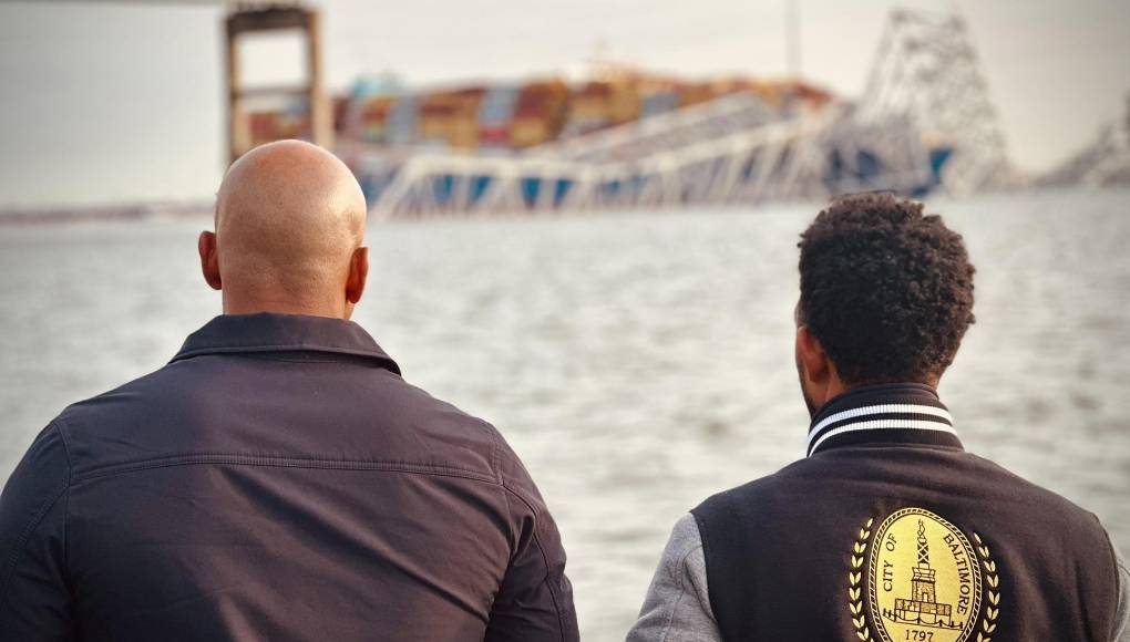 Según trascendió hasta ahora, los afectados eran trabajadores de mantenimiento que se encontraban en el puente. La alerta llegó a tiempo para impedir que hubiera vehículos que se adentraran en el mismo, lo que permitió salvar vidas. 