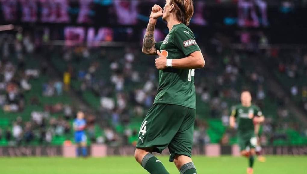 Se trata del centrocampista sueco Kristoffer Olsson, de 28 años y que juega en el Midtjylland danés, permanece ingresado en un hospital con respiración asistida desde hace días por una enfermedad de tipo cerebral.