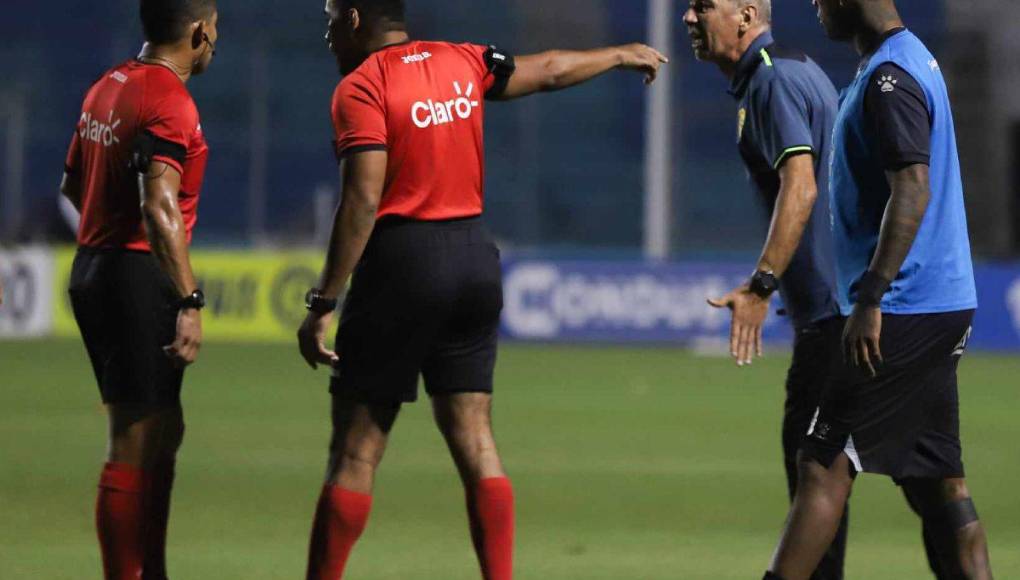 En la banca del Real España le reclamaron a Armando Castro ya que fue evidente la agresión de Edwin Rodríguez.