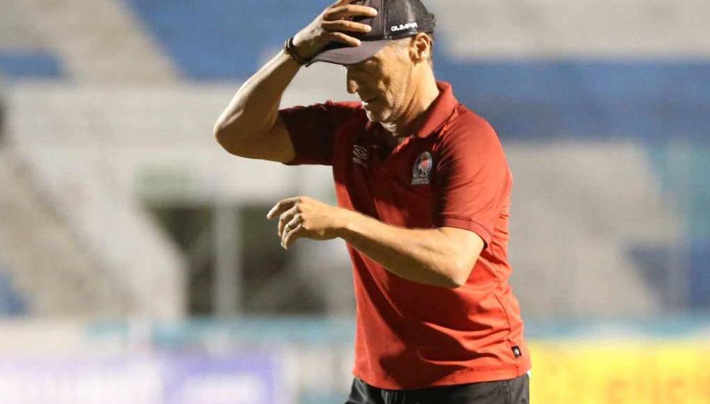 Pedro Troglio se marchó y decidió no comparecer en rueda de prensa tras el final del juego.