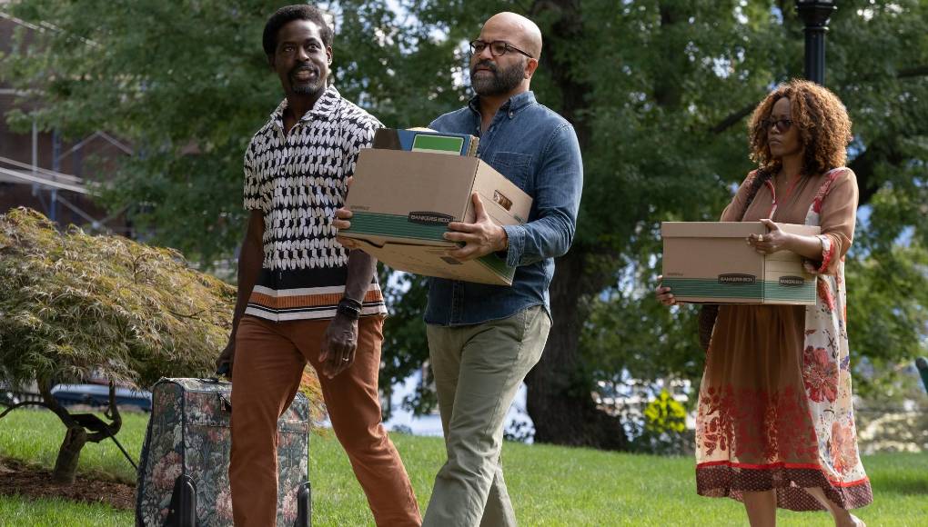 American Fiction:Logró la notable hazaña de mostrar el racismo sistémico de Estados Unidos y la hipocresía de forma hilarante.Jeffrey Wright interpreta a un escritor negro decepcionado con una industria editorial que sólo se interesa en libros sobre la comunidad negra que aborden los problemas de drogas o de pobreza en sus barrios.Y cuando él escribe exactamente eso, en broma, se vuelve un éxito. La mordaz sátira ganó el principal premio del festival de cine de Toronto, y es la favorita al Óscar al mejor guión adaptado. 