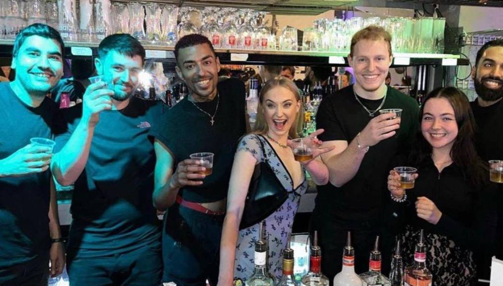 Turner dijo que los días posteriores al anuncio del divorcio fueron los “peores” de su vida, al ver cómo se había torcido la narrativa de su divorcio.Las fotos de ella en la fiesta de clausura de una producción televisiva donde trabajó fueron suficientes para etiquetarla como una “madre volátil” y negligente con sus hijas,