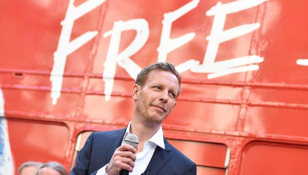 Además de actor, Laurence Fox fundó el partido populista de derecha Reclaim Party en el año 2020 y procede de una conocida familia de actores, siendo su tío Edward Fox. 