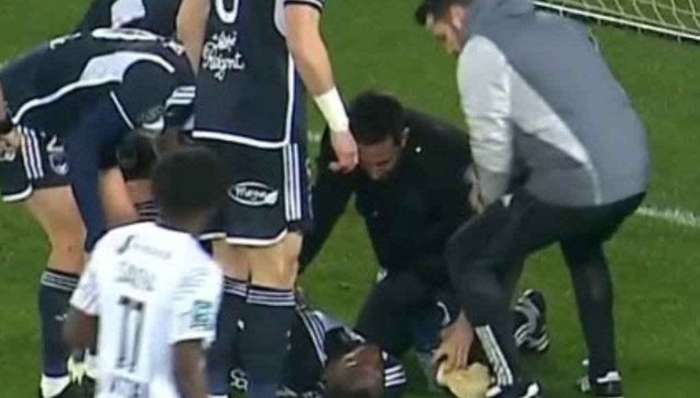 Alberth Elis cabeceó hacia portería, pero su cabeza impactó contra un adversario y cayó sobre el terreno de juego.