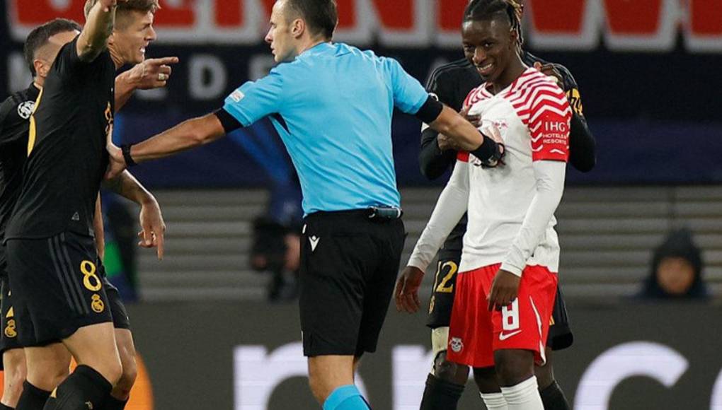 En tramos del juego se dieron varias polémicas. Toni Kroos le reclama al árbitro central.