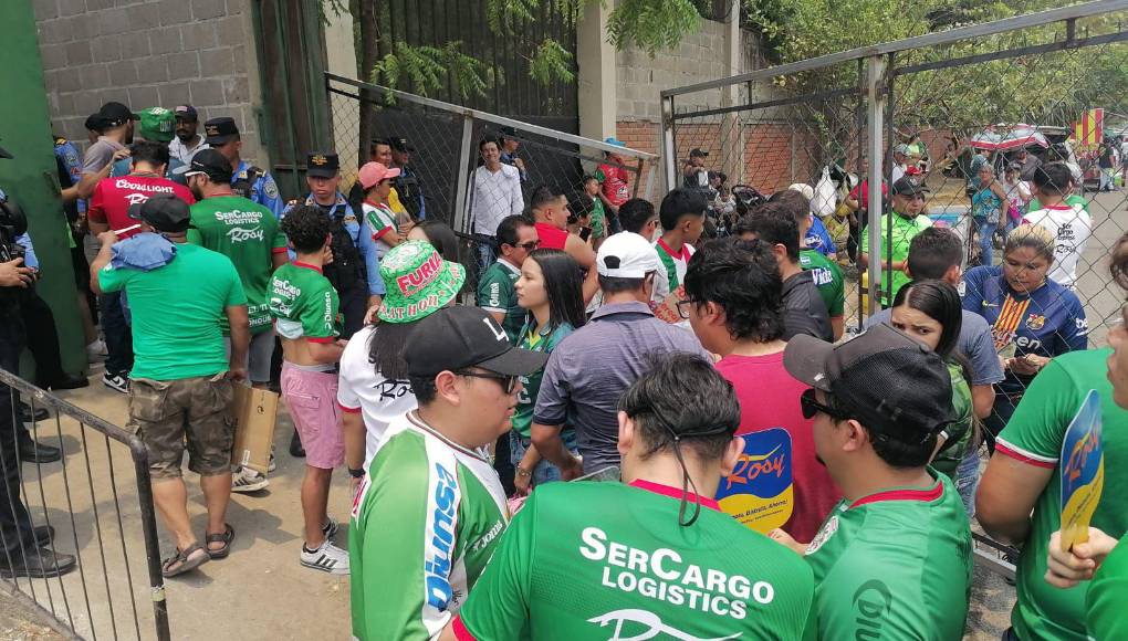 Desde tempranas horas en la mañana, la afición verdolaga se hizo presente para la gran batalla en San Pedro Sula.