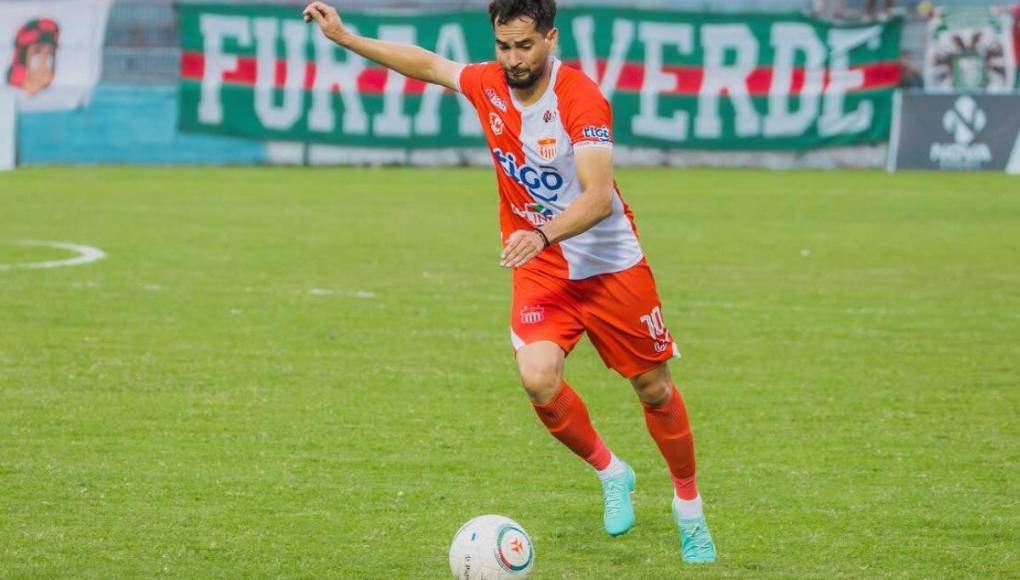 Marcelo Canales (33 años / Mediocampista) : El zurdito fue el capitán del barco ceibeño y a pesar del descenso, fue de los mejores del equipo. Jugó 37 partidos (el que más jugó) en la temporada y marcó 10 goles.